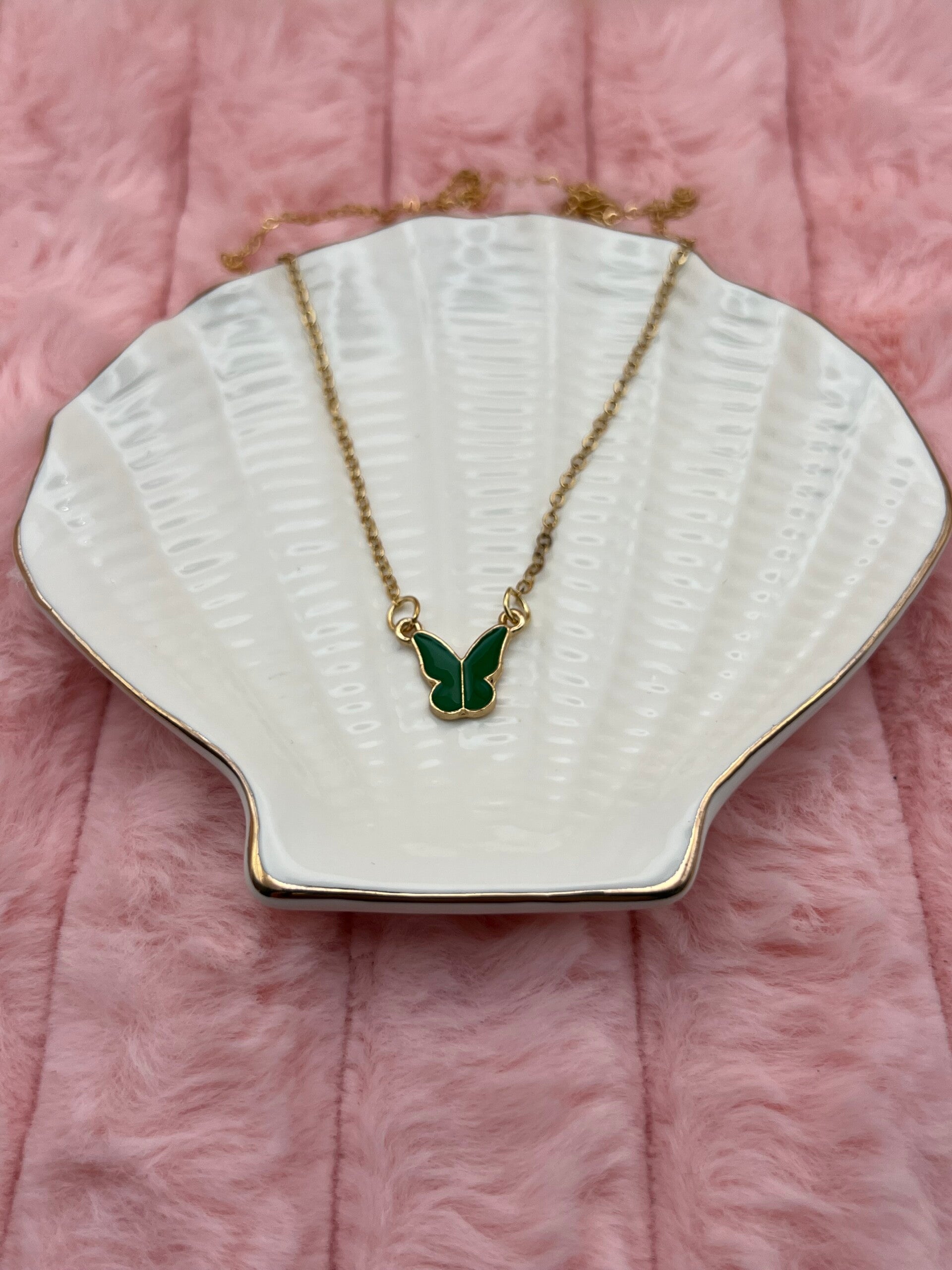 Goudkleurige ketting met groene vlinder