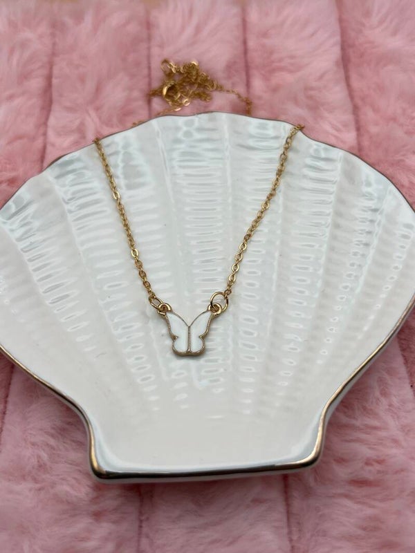 Goudkleurige ketting met witte vlinder