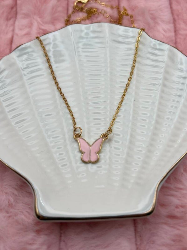 Goudkleurige ketting met roze vlinder