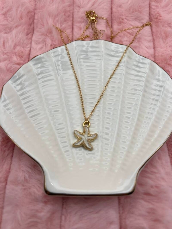 Goudkleurige ketting met witte zeester