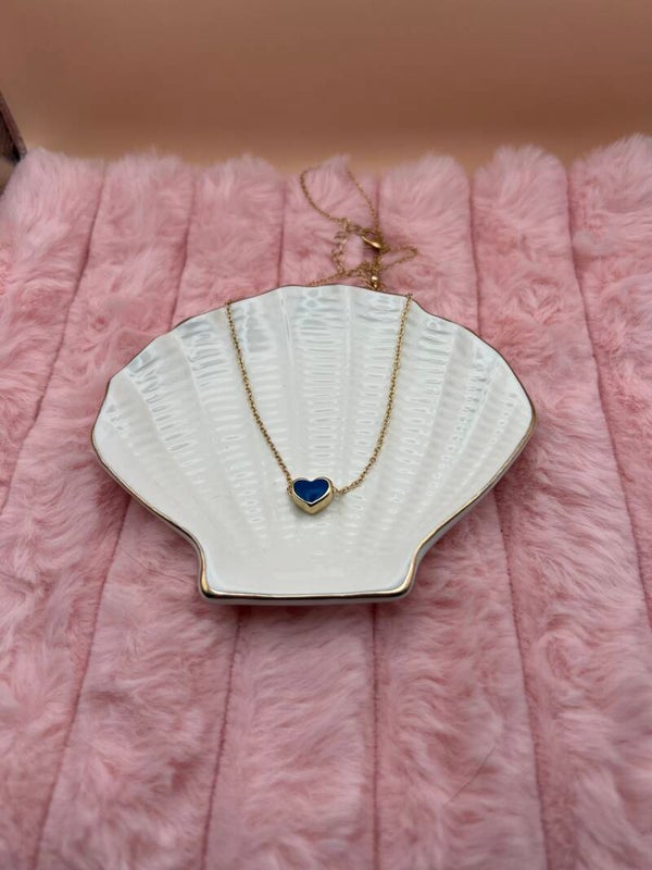 Goudkleurige ketting met sierlijk blauw hartje