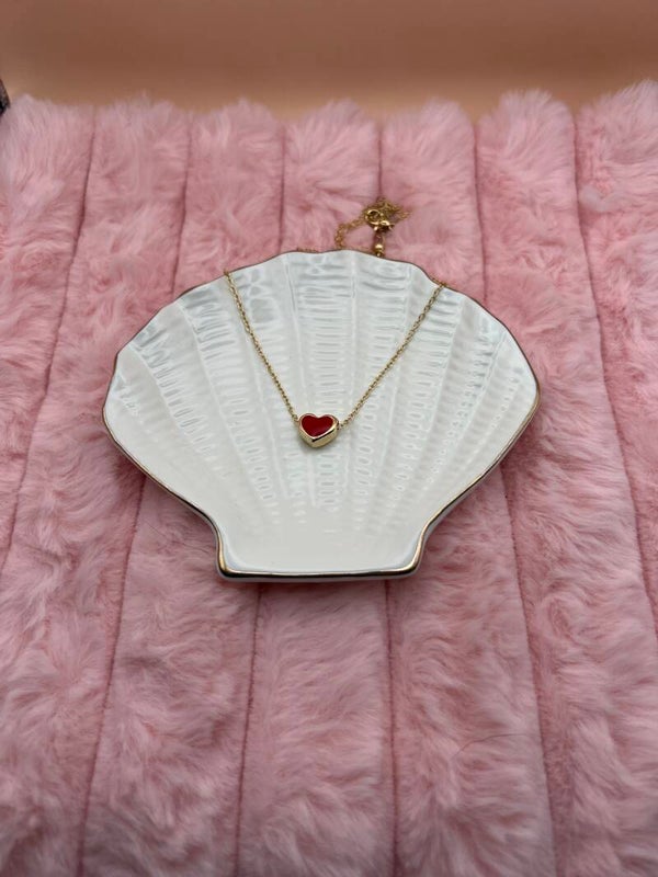 Goudkleurige ketting met sierlijk rood hartje