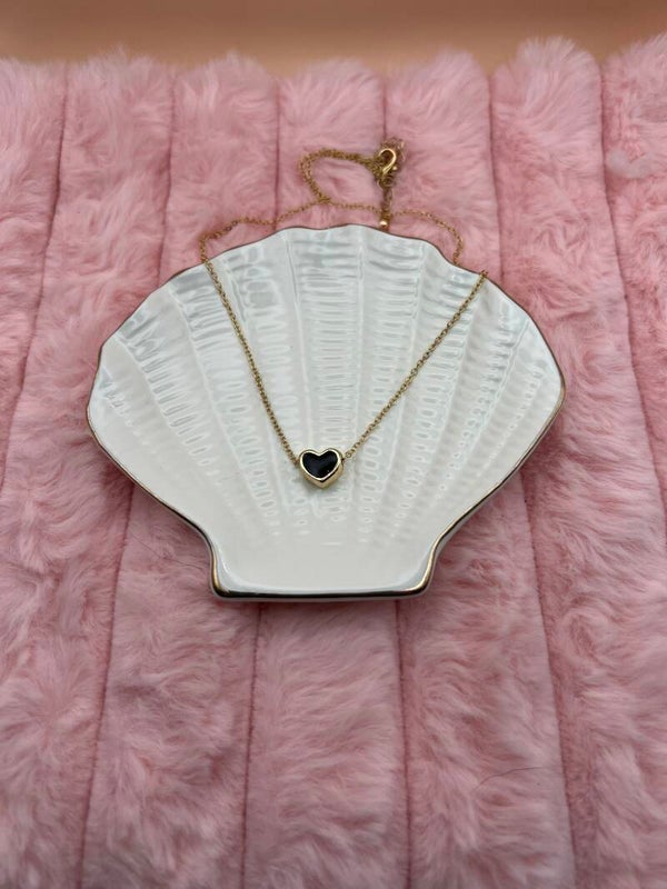 Goudkleurige ketting met sierlijk zwart hartje