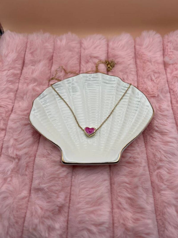 Goudkleurige ketting met sierlijk roze hartje