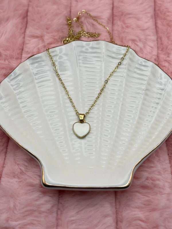 Goudkleurige ketting met wit hartje