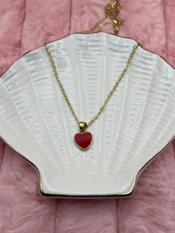Goudkleurige ketting met rood hartje