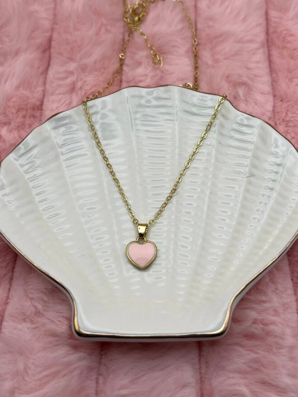 Goudkleurige ketting met roze hartje