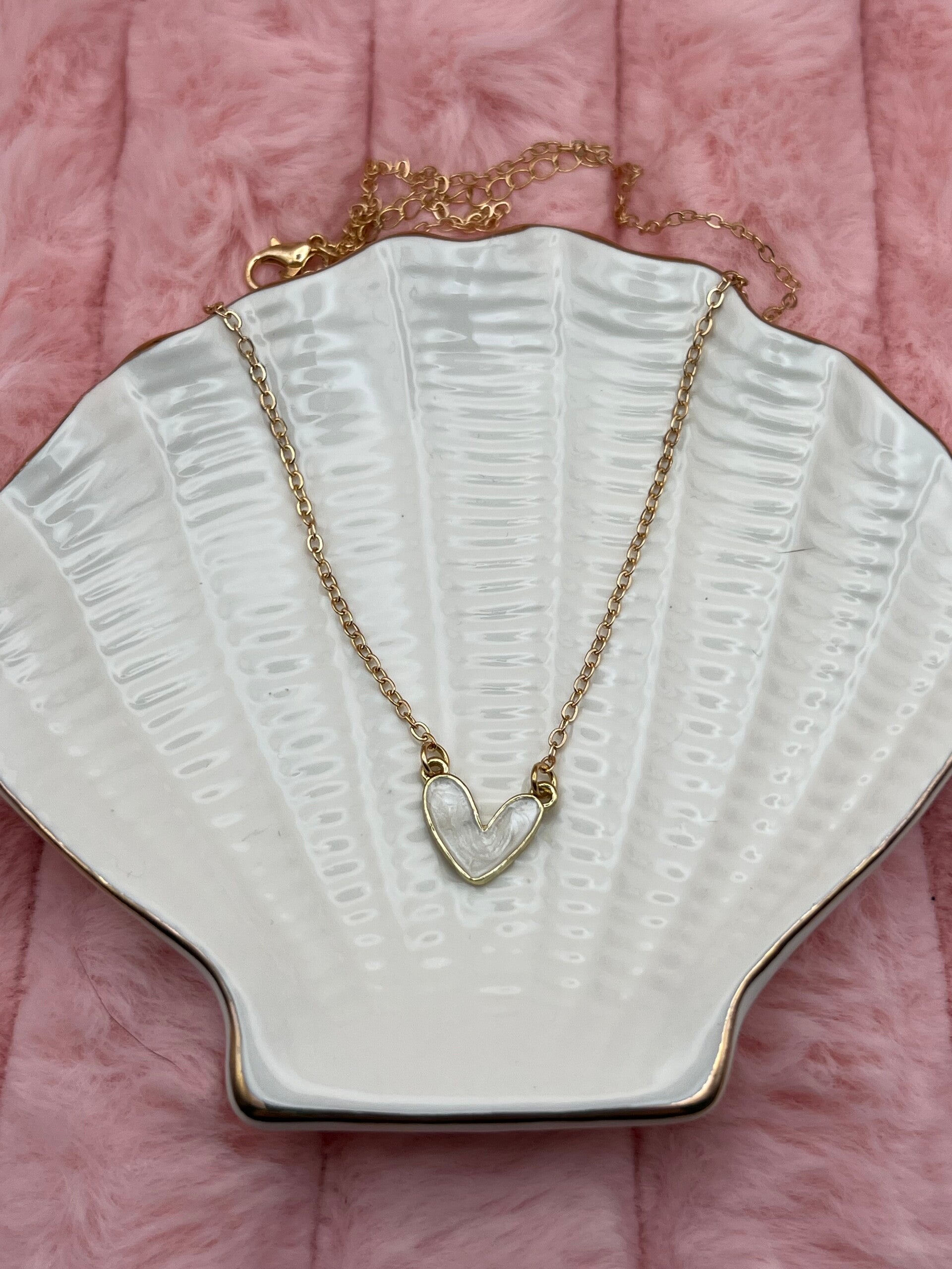 Goudkleurige ketting met hart en witte inleg