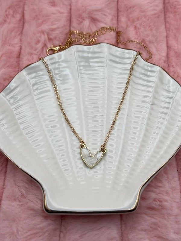 Goudkleurige ketting met hart en witte inleg