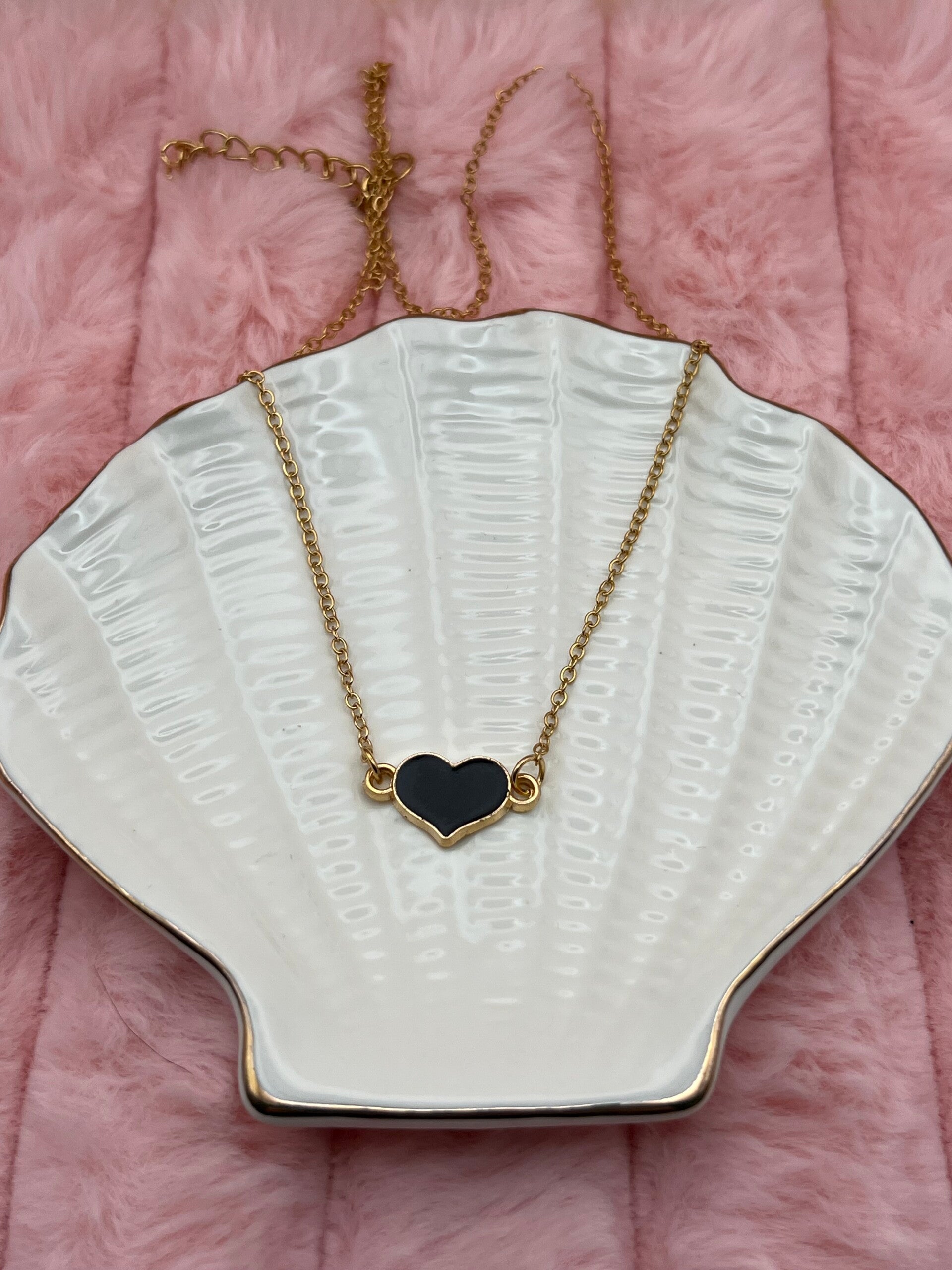 Goudkleurige ketting met zwart hartje