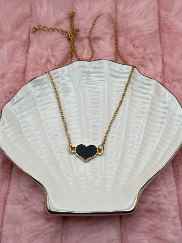 Goudkleurige ketting met zwart hartje