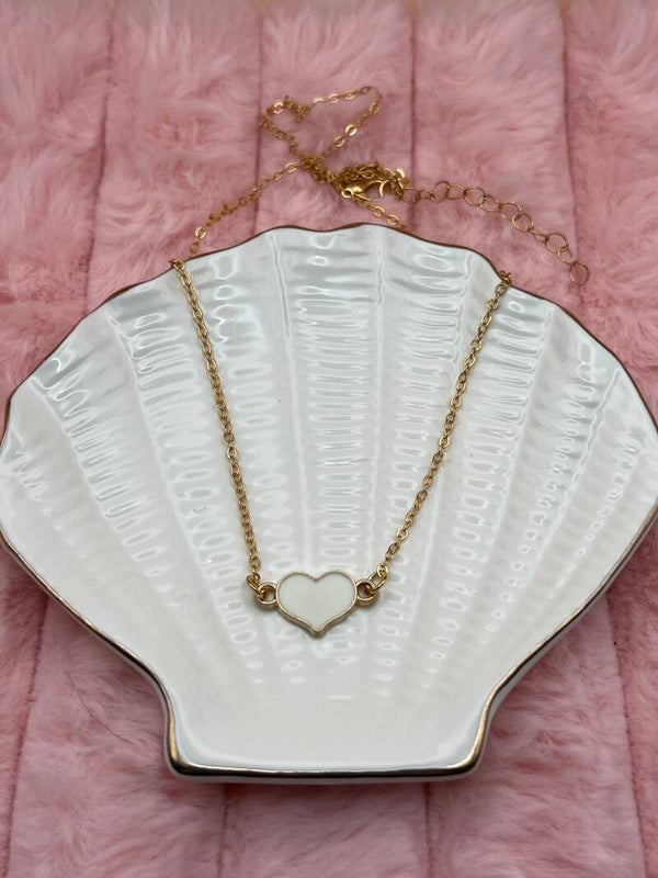 Goudkleurige ketting met wit hartje