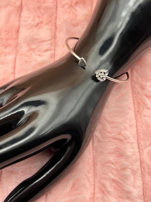 Zilverkleurige bangle armband met hartje en strass