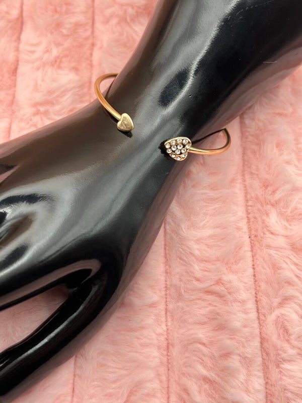 Goudkleurige bangle armband met hartje en strass