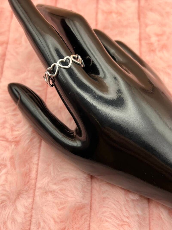 Zilverkleurige ring met open hartjes