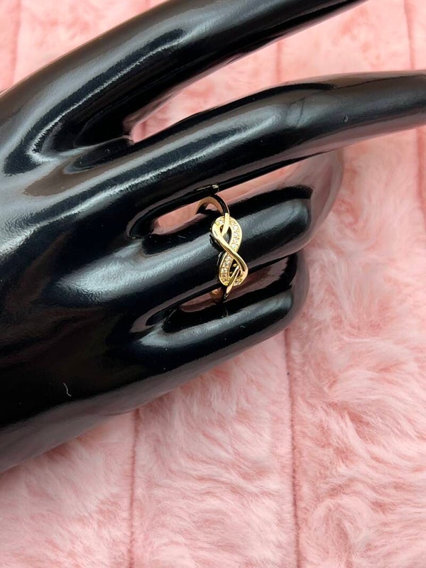 Goudkleurige ring met infinity en strass steentjes