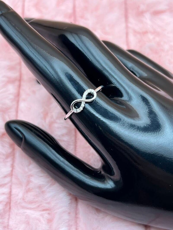 Zilverkleurige ring met infinity en strass steentjes