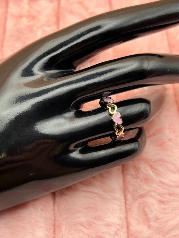 Goudkleurige ring met roze hartjes
