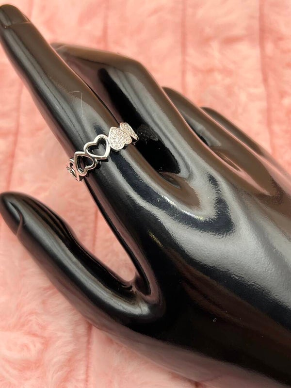 Zilverkleurige ring met hartjes en steentjes