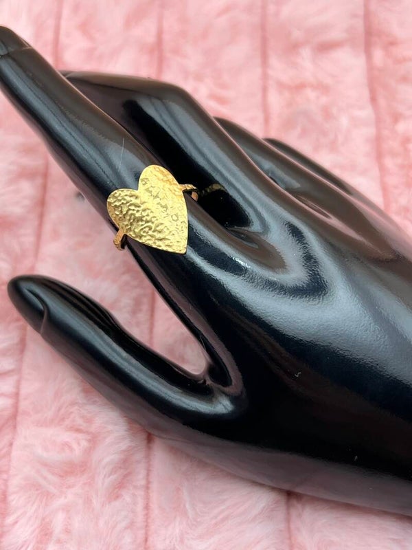 Goudkleurige ring met groot hart