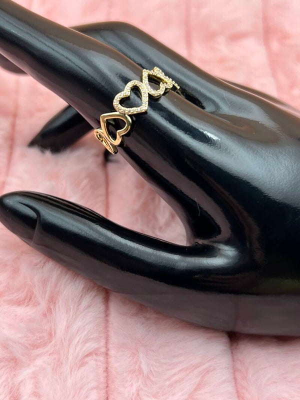 Goudkleurige ring met open hartjes en steentjes