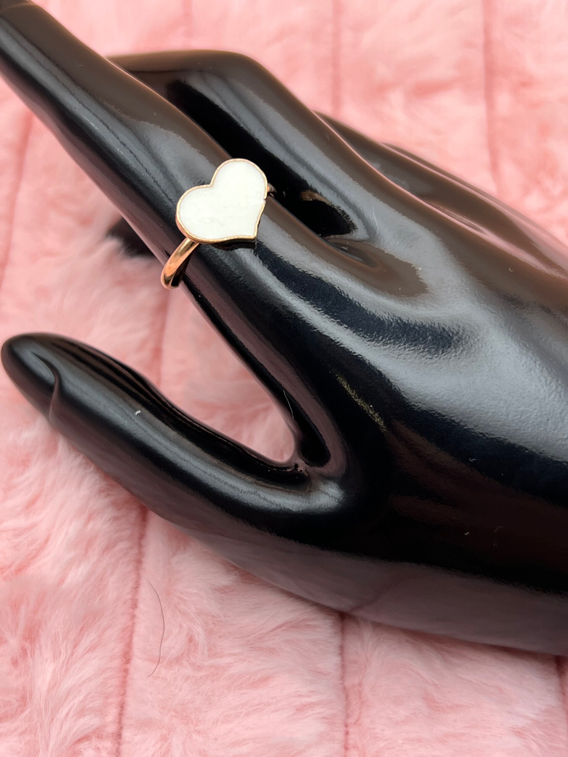 Goudkleurige ring met wit hart