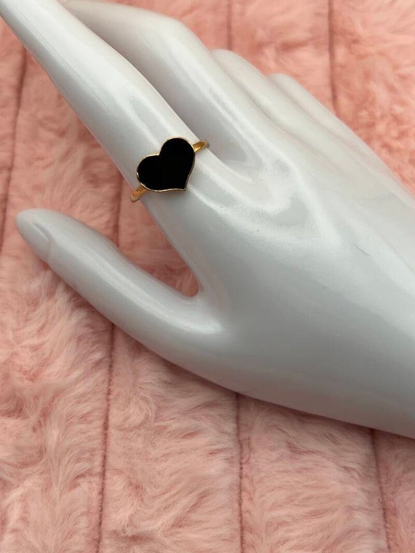 Goudkleurige ring met zwart hart