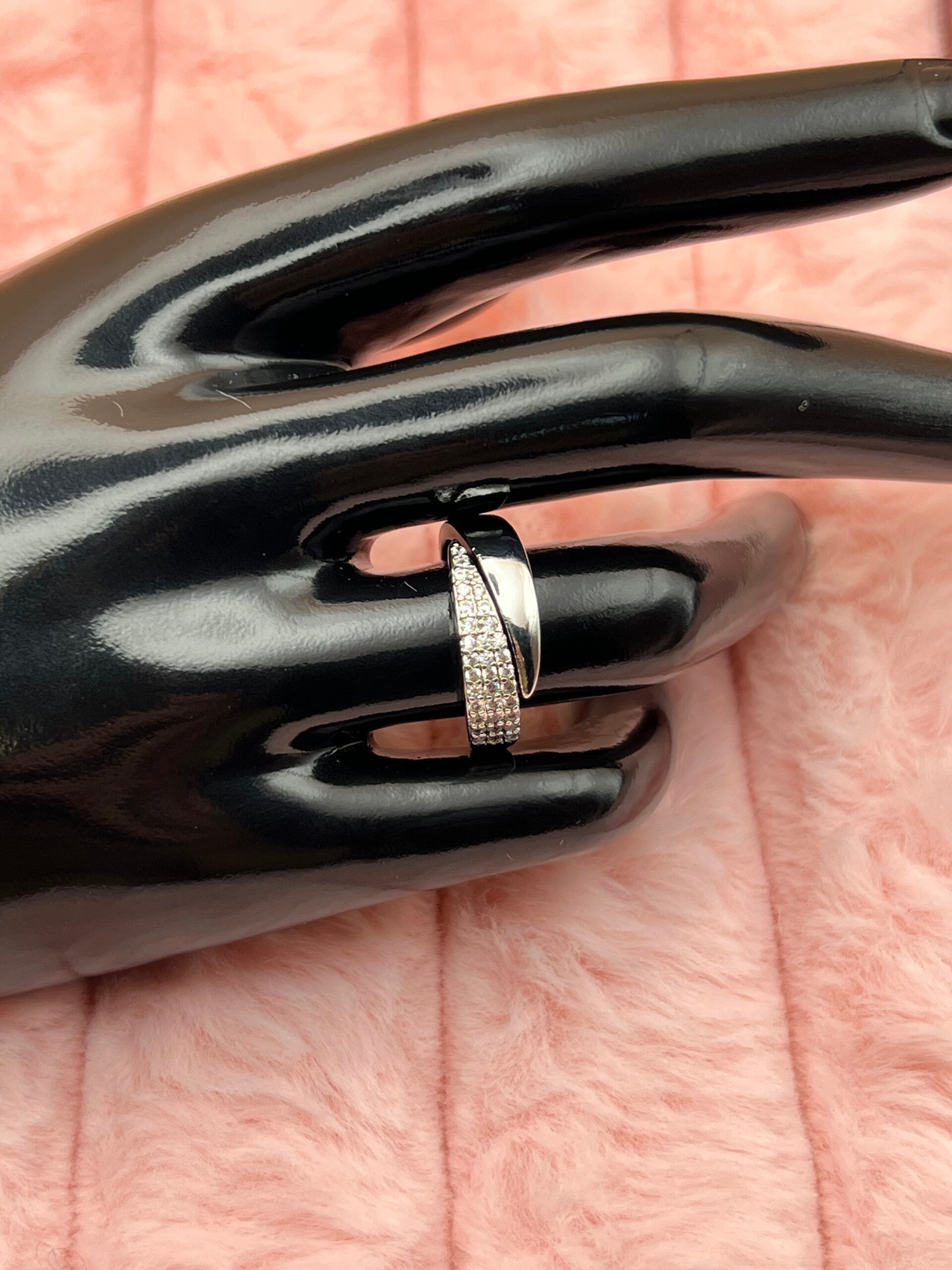 Zilverkleurige ring met fonkelende steentjes in punt