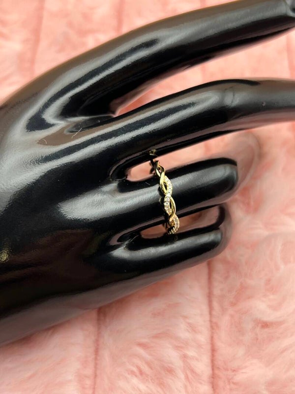 Goudkleurige gedraaide ring met fonkelende steentjes
