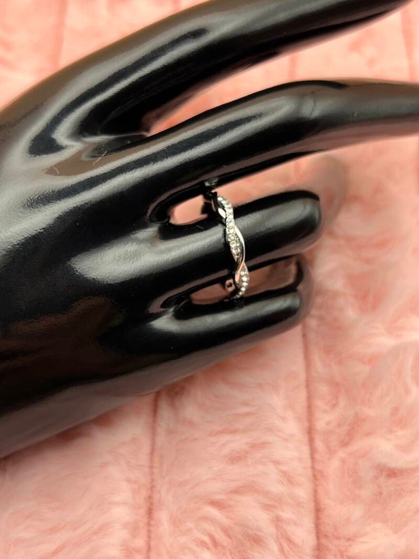 Zilverkleurige gedraaide ring met fonkelende steentjes