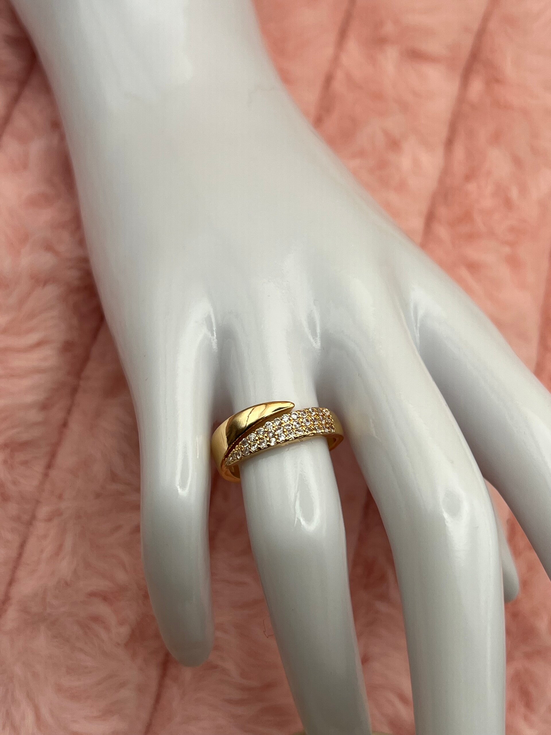 Goudkleurige ring met fonkelende steentjes in punt