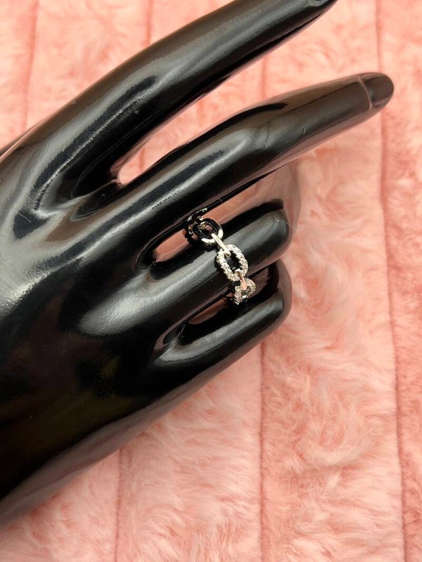 Zilverkleurige ring met schakels en fonkelende steentjes