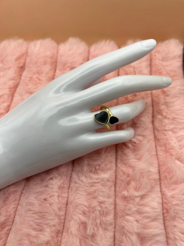 Goudkleurige verstelbare ring met zwarte hartjes