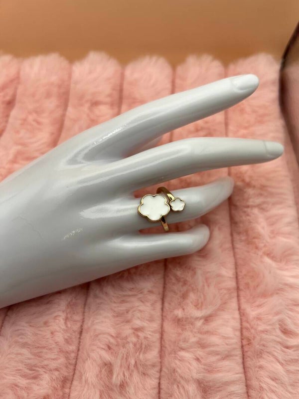 Goudkleurige verstelbare ring met witte klaverbloemen