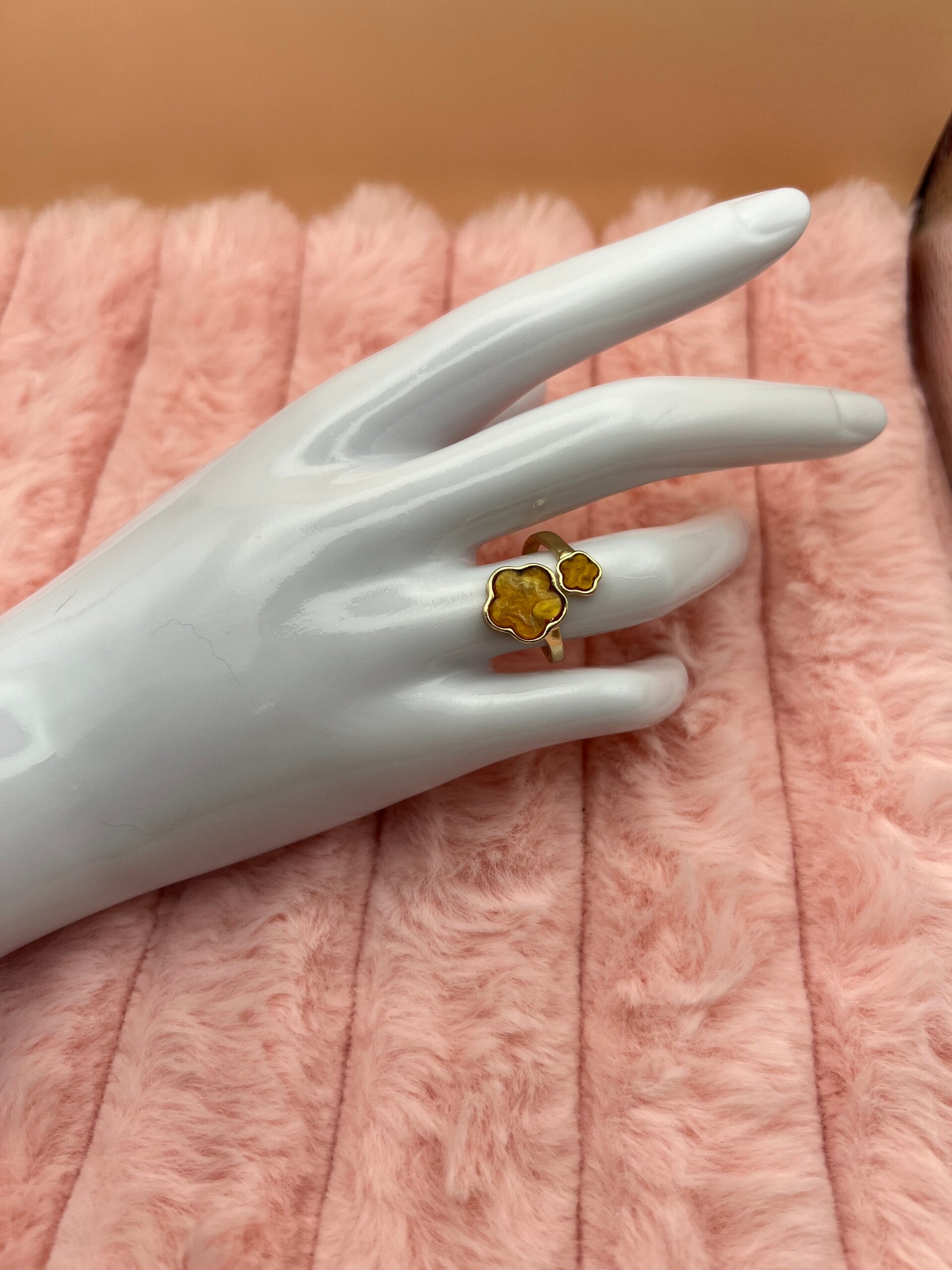 Goudkleurige verstelbare ring met bruine klaverbloemen
