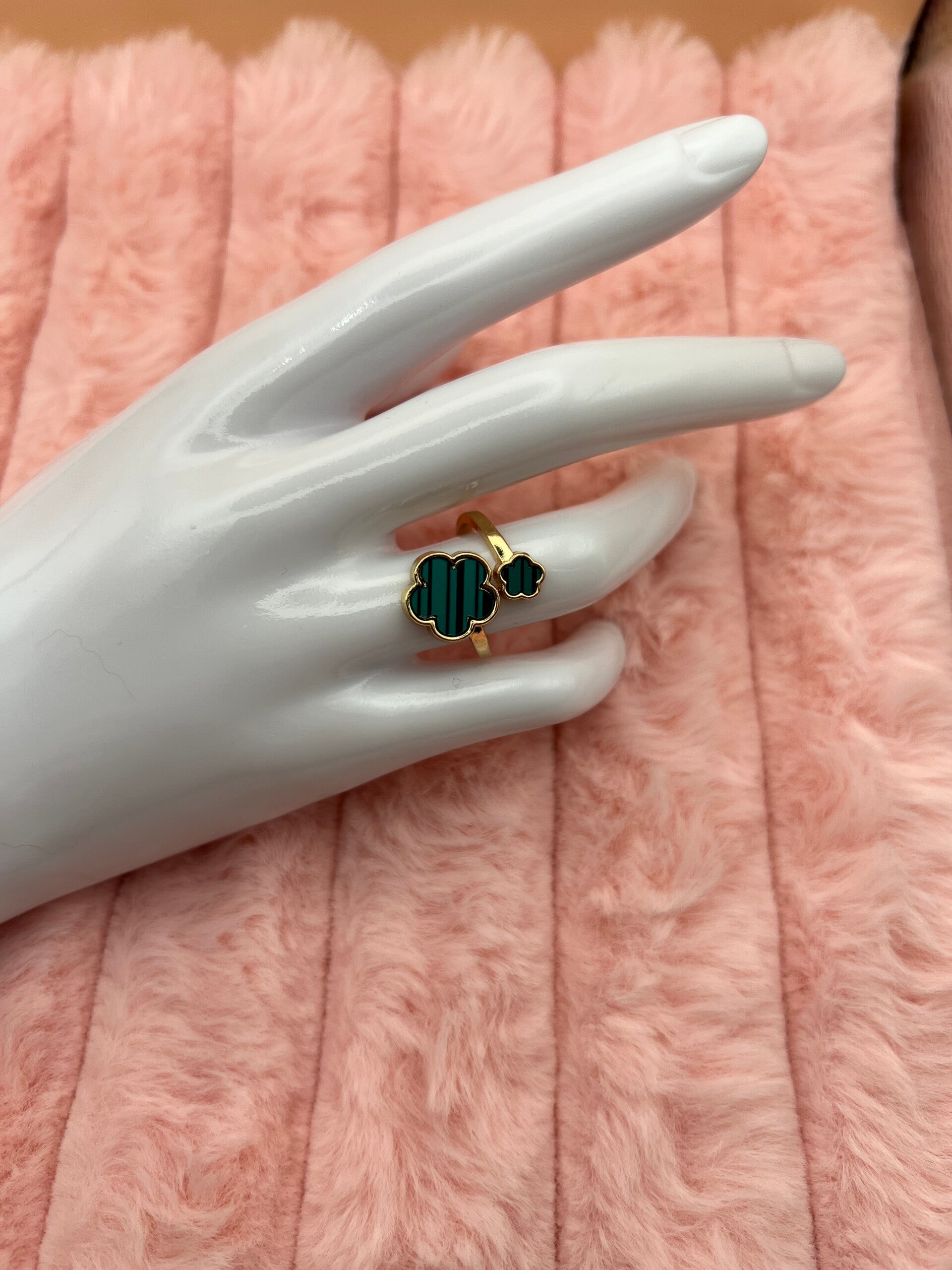 Goudkleurige verstelbare ring met groene klaverbloemen
