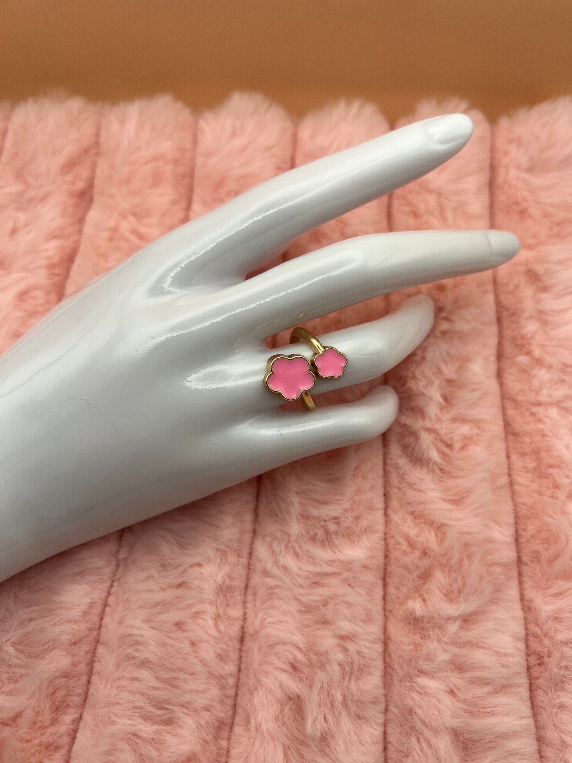 Goudkleurige verstelbare ring met felroze klaverbloemen