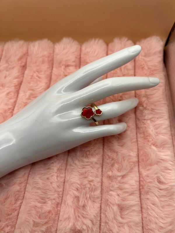 Goudkleurige verstelbare ring met rode klaverbloemen
