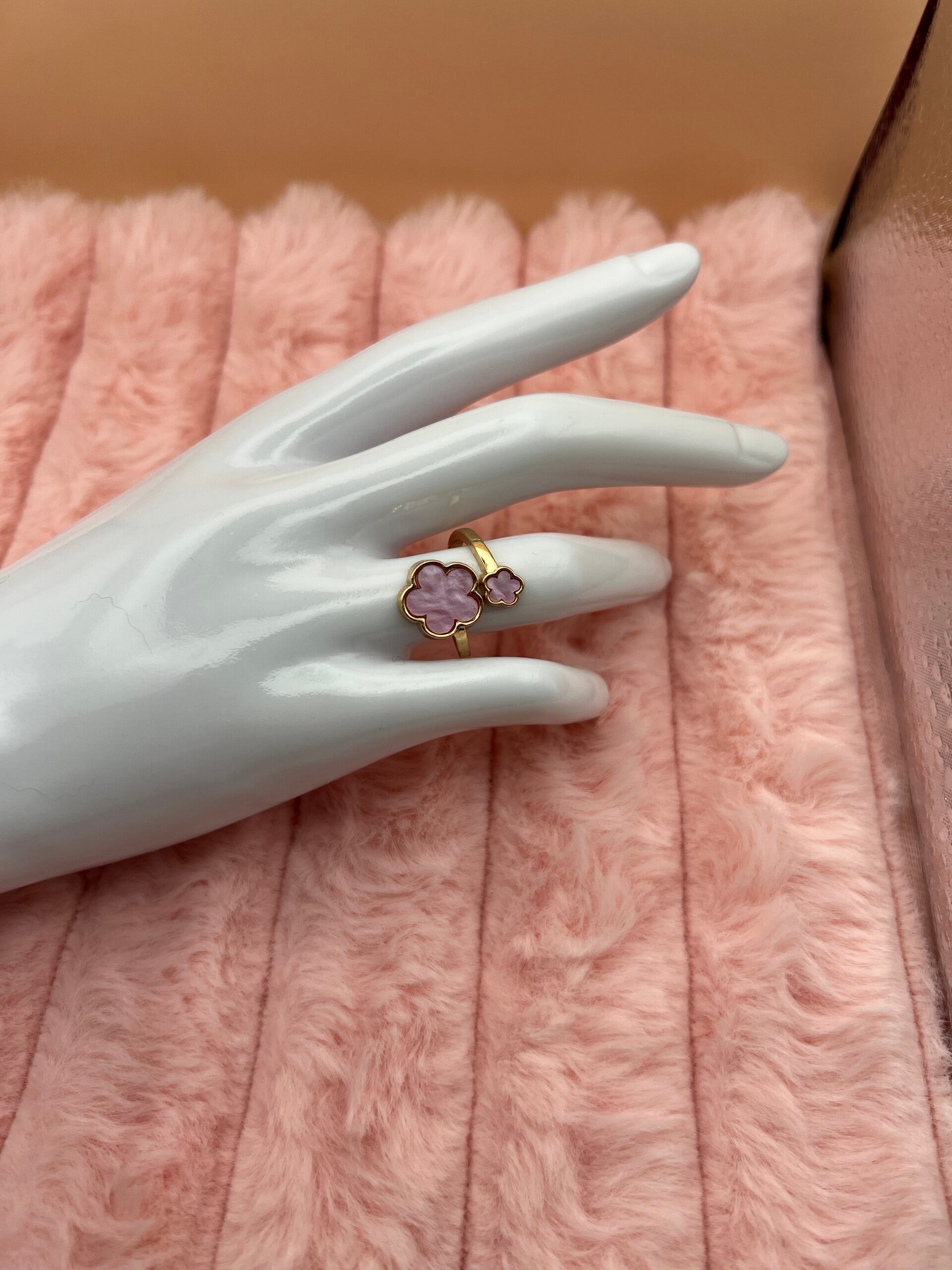 Goudkleurige verstelbare ring met lila paarse klaverbloemen