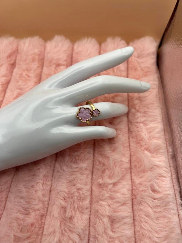 Goudkleurige verstelbare ring met lila paarse klaverbloemen
