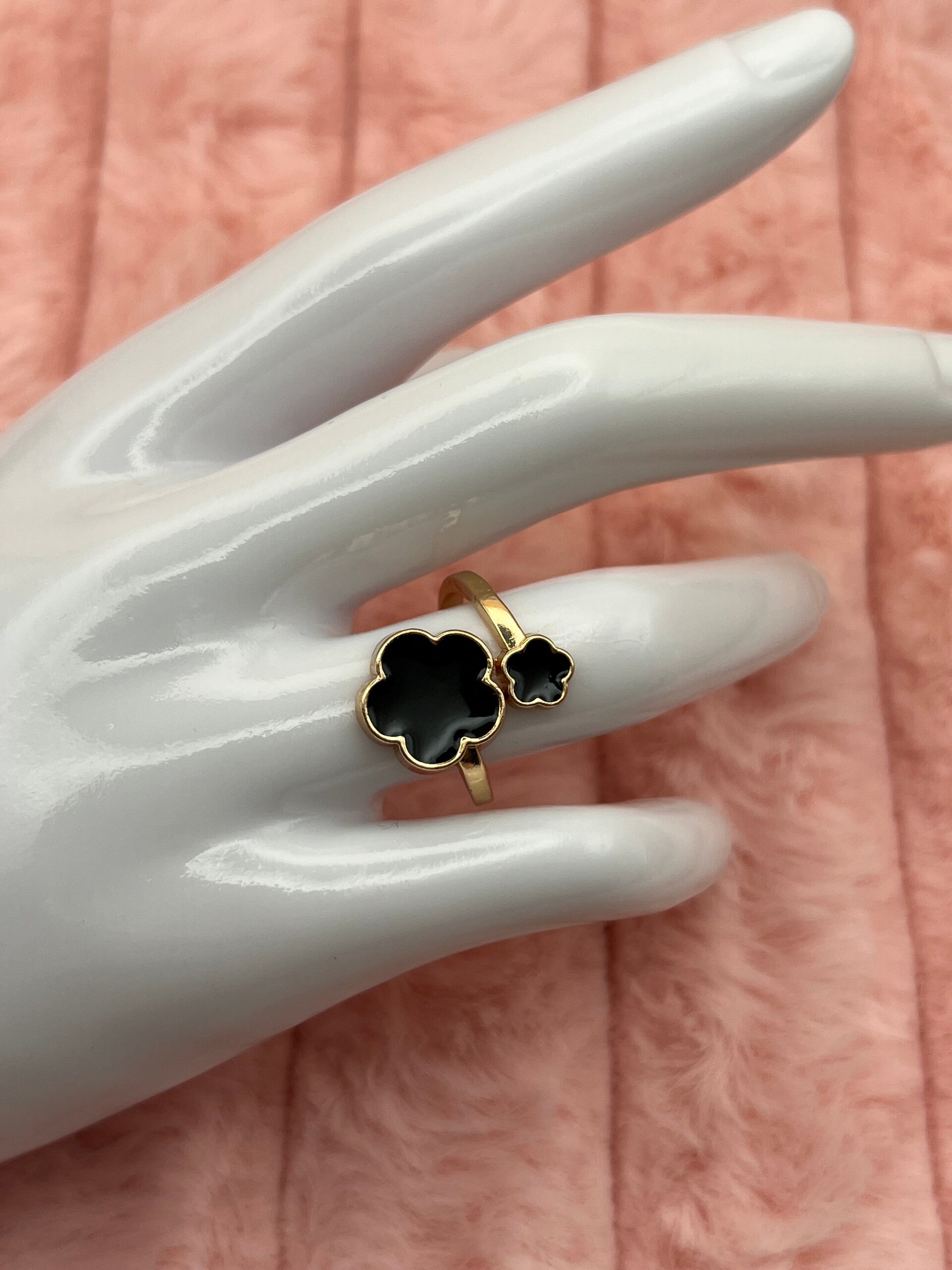 Goudkleurige verstelbare ring met zwarte klaverbloemen