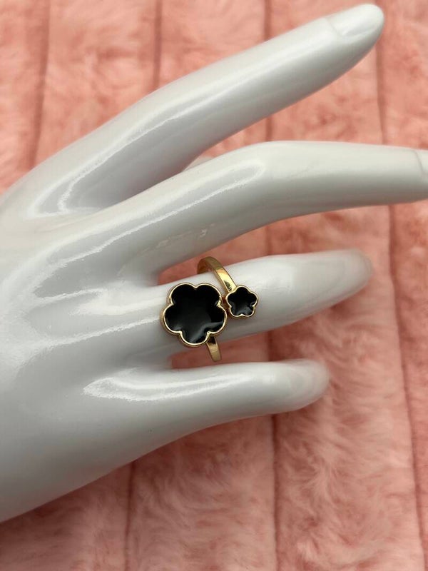 Goudkleurige verstelbare ring met zwarte klaverbloemen