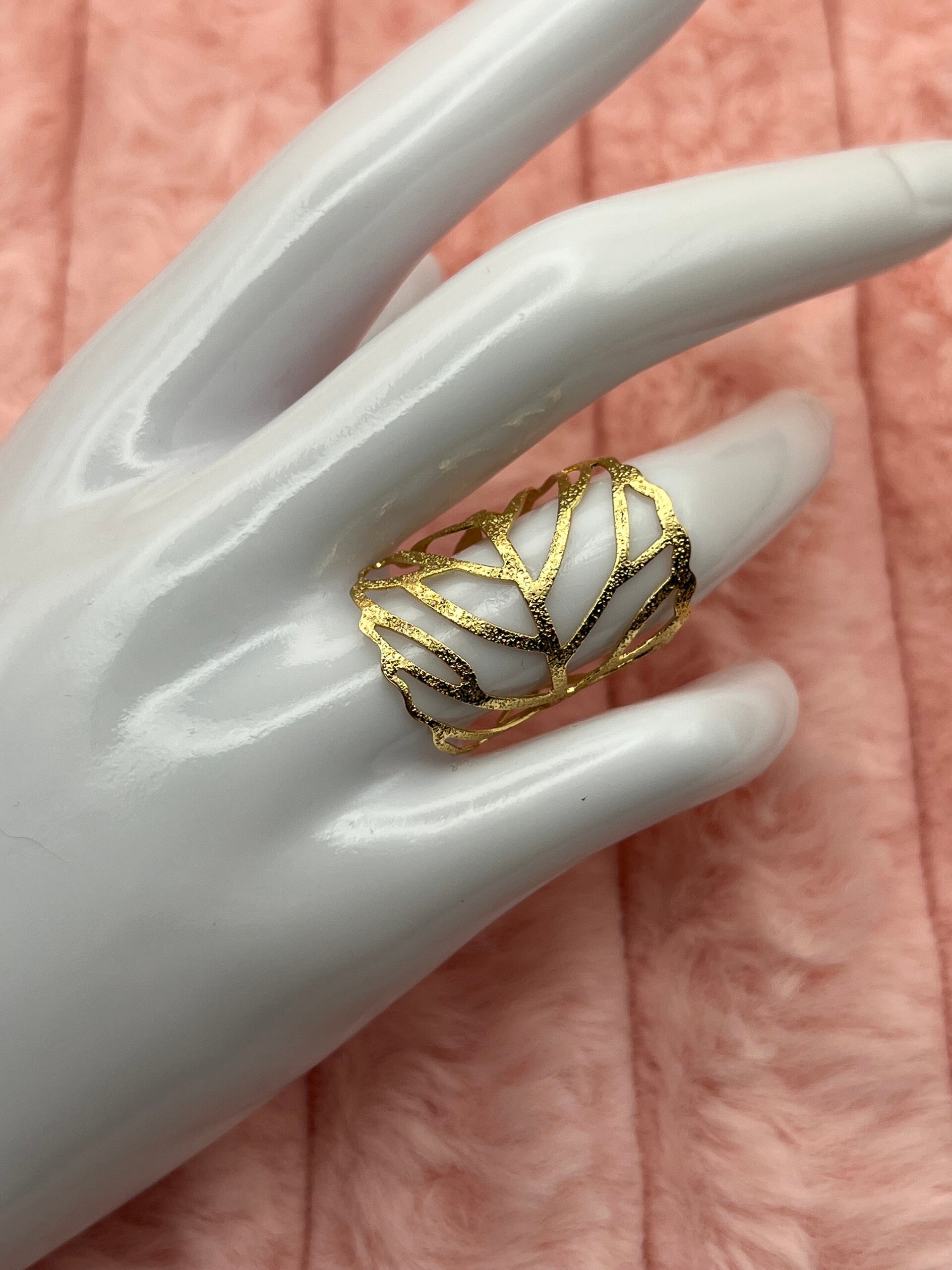 Goudkleurige verstelbare ring met blaadje