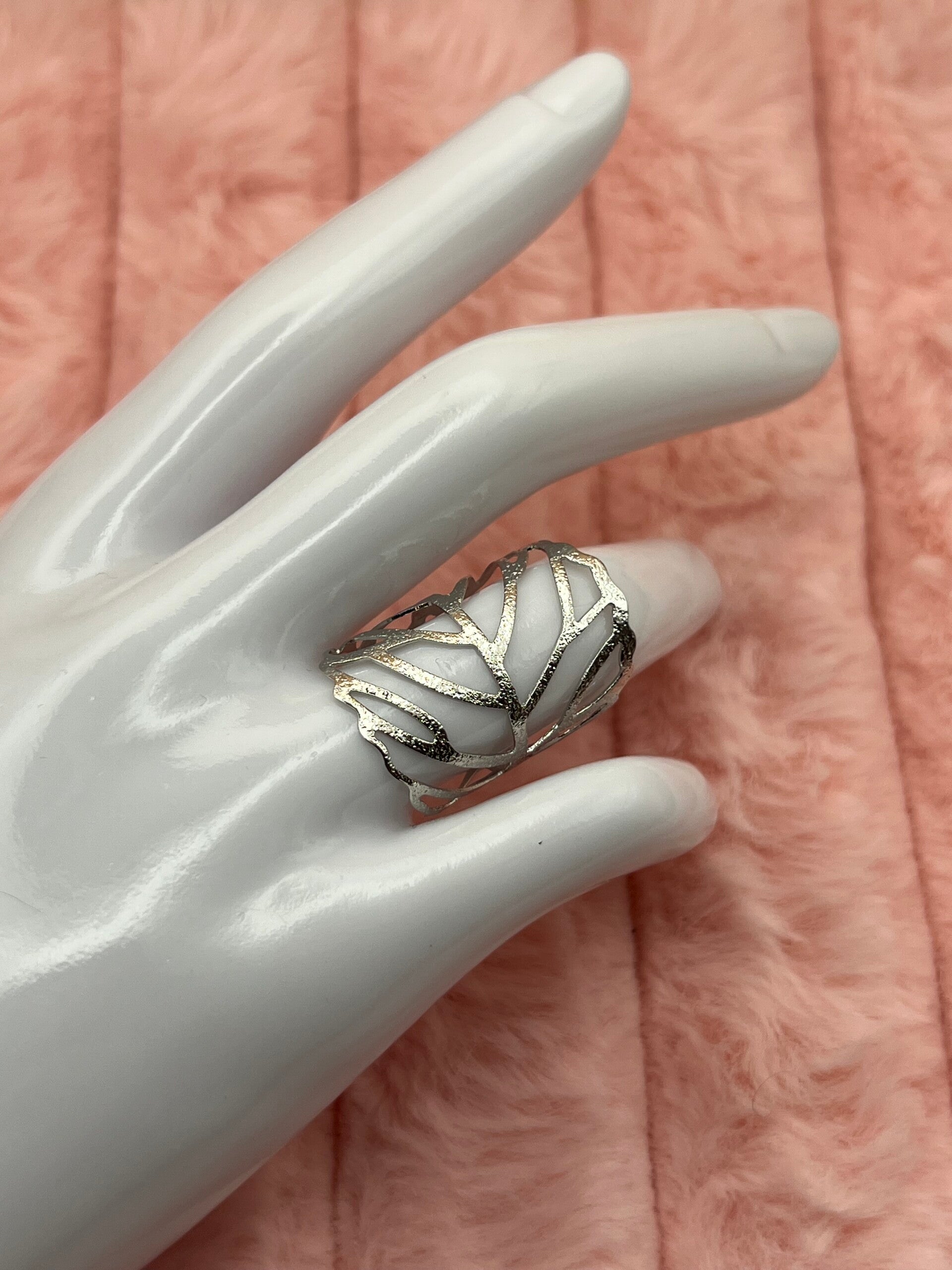 Zilverkleurige verstelbare ring met blaadje