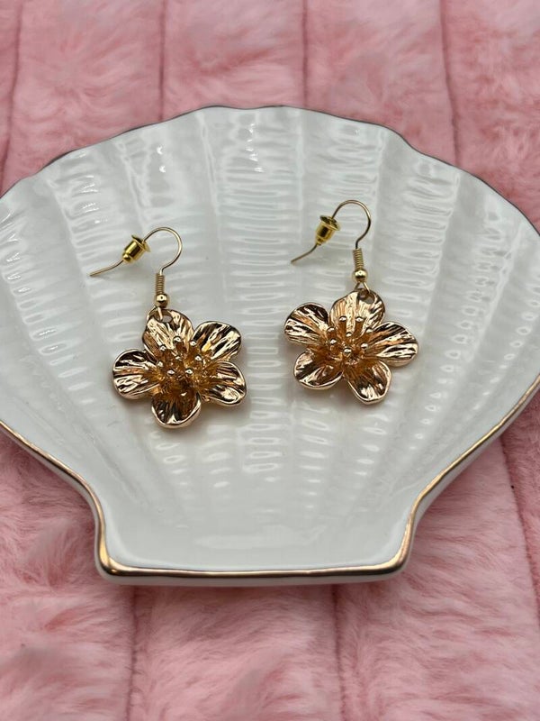 Goudkleurige oorbellen met bloem