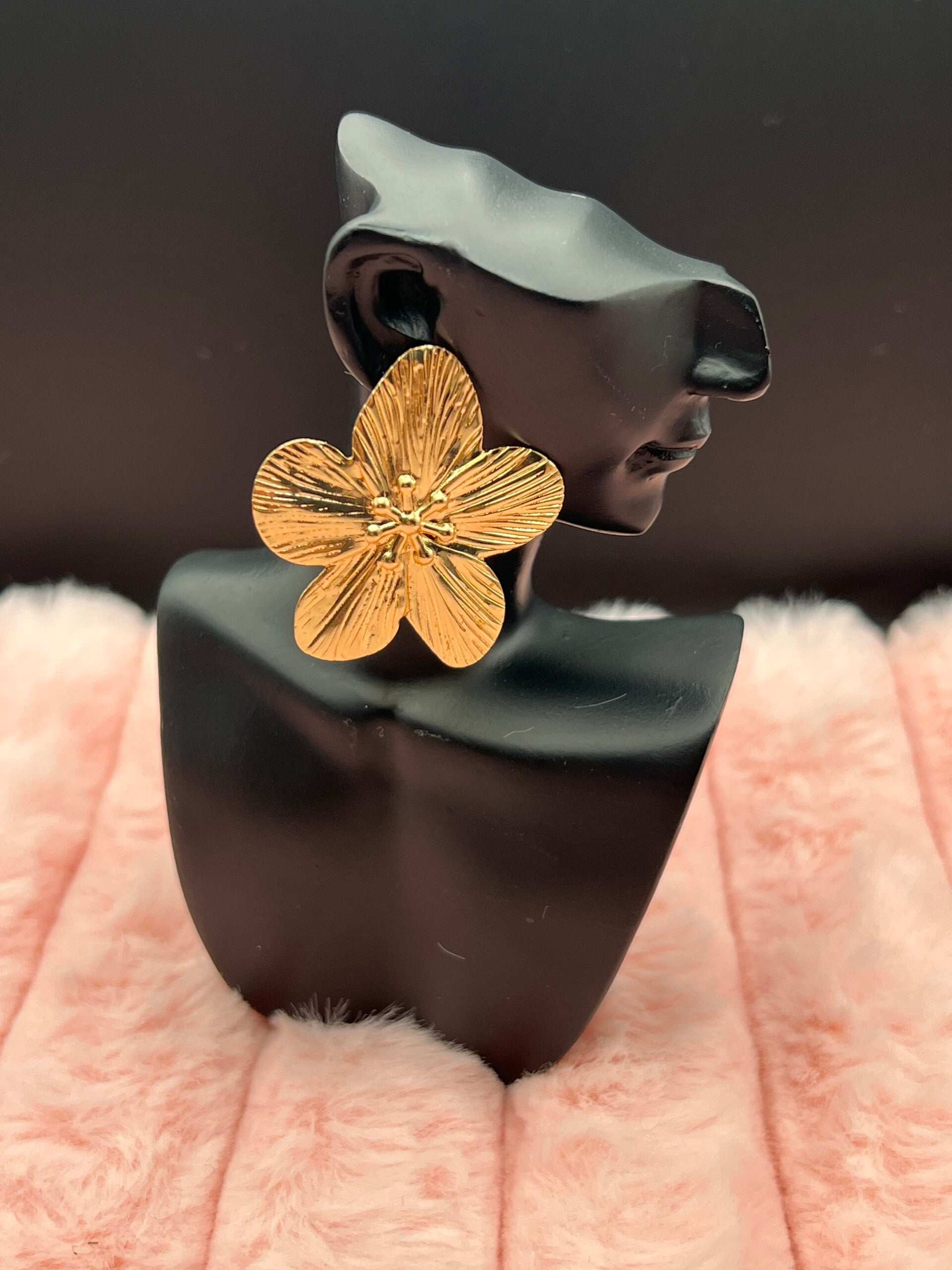 Goudkleurige oorbellen met grote bloem