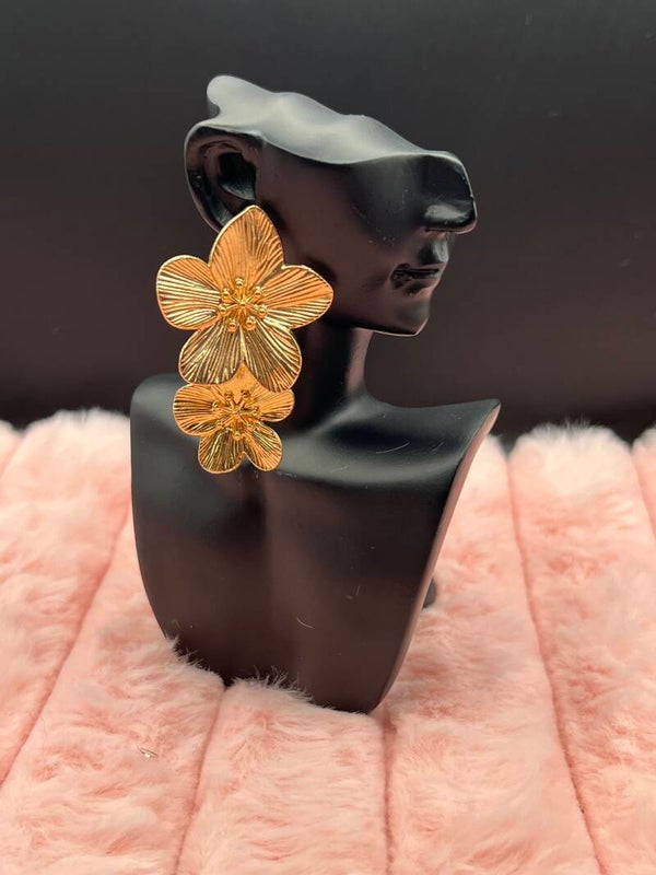 Goudkleurige oorbellen met dubbele bloem