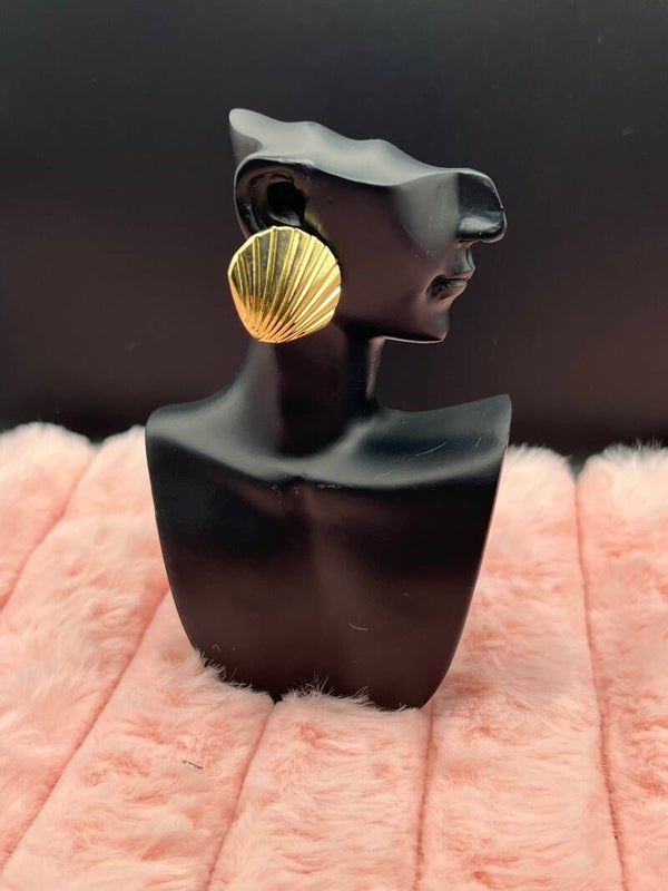 Goudkleurige oorbellen met schelp