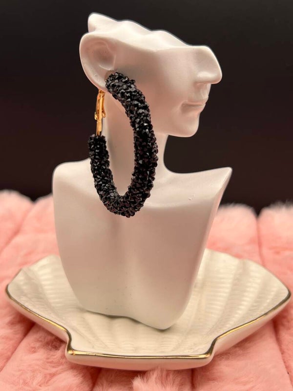 Zwarte oorringen met glitter structuur