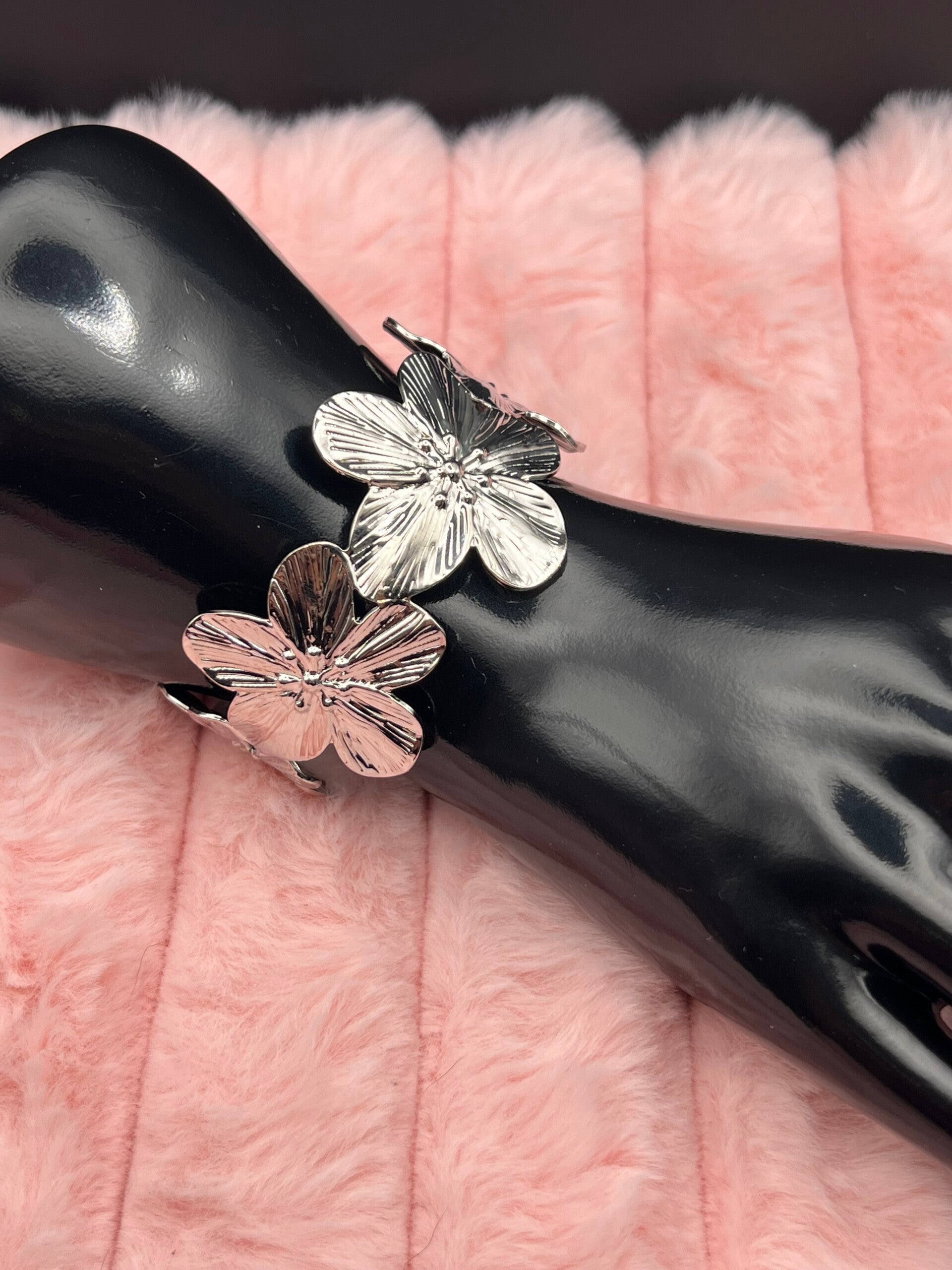Zilverkleurige verstelbare armband met bloemen